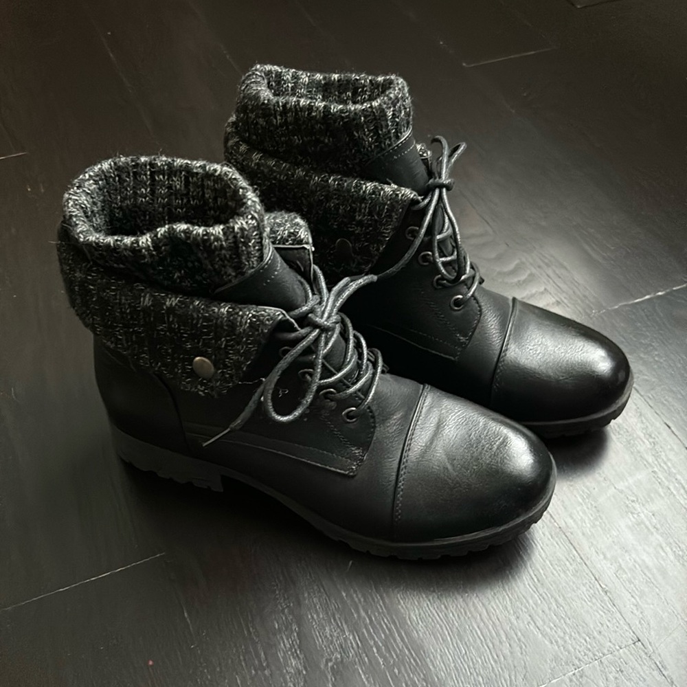 EUC black lace up boots with sweater collar. Womens size 7 1/2.